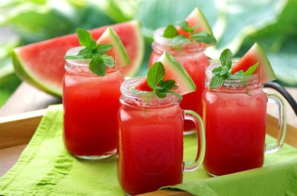 Dưa hấu rất tốt cho sức khỏe nhưng là thực phẩm tính hàn, vì vậy không nên ăn quá nhiều nếu không nó sẽ bị tiêu chảy, căng bụng, chán ăn…
