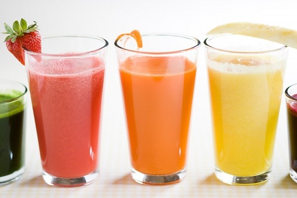 Nước ép trái cây không tốt bằng hoa quả tươi. Cả nước trái cây đóng hộp lẫn nước ép trái cây đều không tốt cho số đo 3 vòng của bạn. Mọi người vẫn tưởng nước trái cây chứa nhiều vitamin và chất xơ rất tốt cho làn da và vóc dáng. Tuy nhiên, sự thật nó chỉ chứa một số chất tan trong nước như đường đơn giản và vitamin C, còn các chất dinh dưỡng quý khác như vitamin A, E, carotene, chất xơ … vốn không tan trong nước nên không tồn tại trong nước ép