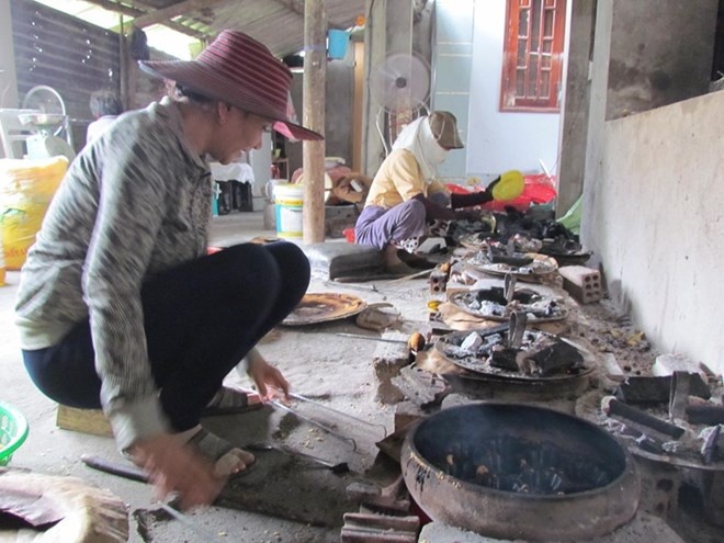 Bà Công bắt đầu làm bánh thuẫn từ năm 1980, sau một thời gian làm lấy ngày công theo yêu cầu của khách hàng, bà Công lặn lội đi tìm mối bỏ hàng ở thành phố Quảng Ngãi và mở rộng quy mô sản xuất.