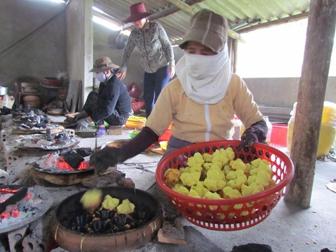 Đến nay lò bánh của bà Công có khoảng 10 lao động thời vụ, khoảng tháng 9-10 âm lịch, các đơn đặt đến liên tục, trong 3 tháng cuối năm bà Công cho xuất xưởng 1.000 thùng bánh, mỗi thùng giá 500.000 đồng.