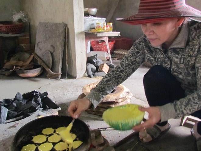 Hiện nay bánh kẹo mới có đủ mẫu mã đa dạng nhưng thật giả lẫn lộn. “Bánh thuẫn thì rất thật thà, chỉ có bột, đường, trứng trộn lại rồi cho vào khuôn đúc thủ công”, bà Công nói.