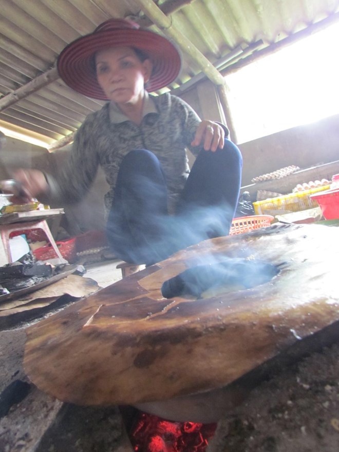 Để có những chiếc bánh thuẫn chín vàng, không bị nhão hoặc sém cháy, người thợ phải trộn bột đúng công thức và canh lửa vừa phải.