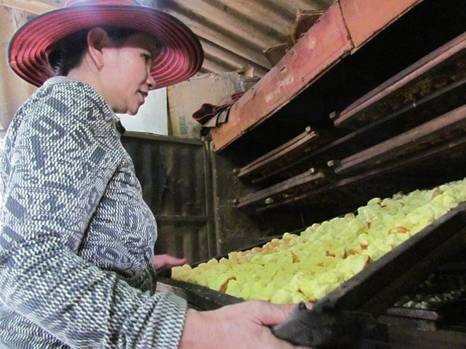 Sau khi chín, bánh thuẫn được vớt ra khuôn và cho vào lò sấy khô.