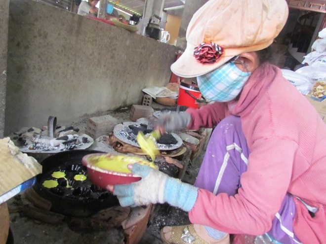 Nhờ lò bánh này, bà Công tạo việc làm cho chị em với tiền công ngày là 120.000-150.000 đồng.