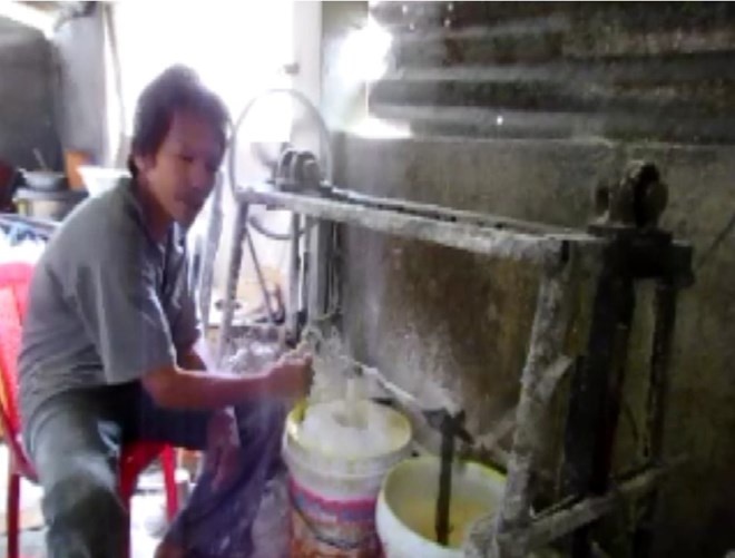 Công việc đánh bột khá vất vả và tốn thời gian, ông Nguyễn Văn Ngàn, chồng bà Công nghĩ ra sáng kiến chế tạo chiếc máy này để đánh bột nhuyễn và nhanh hơn.