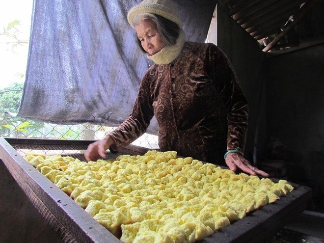 Theo bà Công, để có thể “đi ngược chiều” với nghề làm bánh truyền thống thì phải có tình yêu với nghề. “Chiếc bánh thuẫn từ bột mà ra, qua bàn tay của người thợ đã thành hình như bông mai xuân đang nở, với tôi điều đó thật kì diệu”, bà Công nói.