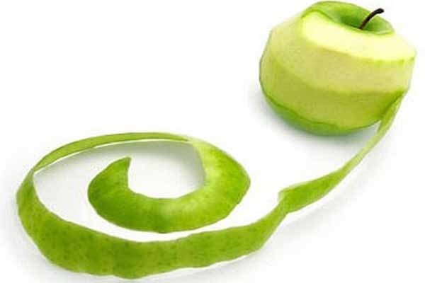 Vỏ táo. Kết quả nghiên cứu cho thấy, vỏ táo có thành phần ngừa ung thư hiệu quả, nhất là ung thư vú, ung thư phổi, ung thư ruột kết. Hơn nữa các chất này cũng có tác dụng hỗ trợ các tế bào kháng ung thư sản sinh thuận lợi. Cho nên khi ăn táo bạn nên ăn cả vỏ, kể cả với những món sinh tố, salat bạn cũng nên áp dụng theo nguyên tắc này.