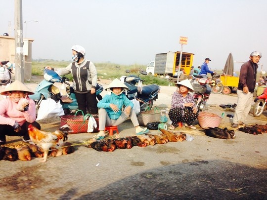 Cho Binh Dien bi... 'bao vay' hinh anh