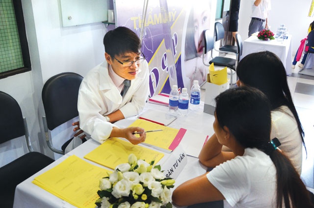 Trước khi quyết định phẫu thuật thẫm mỹ, khách hàng cần tìm gặp bác sĩ uy tín, có tay nghề để được tư vấn. (Bác sĩ Bệnh viện thẩm mỹ Emcas tư vấn tại Ngày hội thẩm mỹ do báo Phụ Nữ tổ chức).