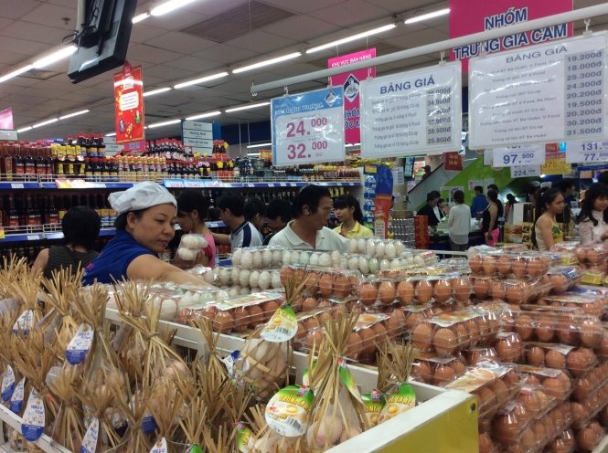 Gian hàng trứng gia cầm bình ổn giá tại siêu thị Co.op mart Đinh Tiên Hoàng (quận 1).