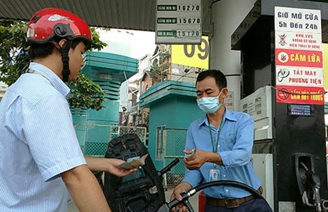 Hang hoa dung im bat chap gia xang hinh anh