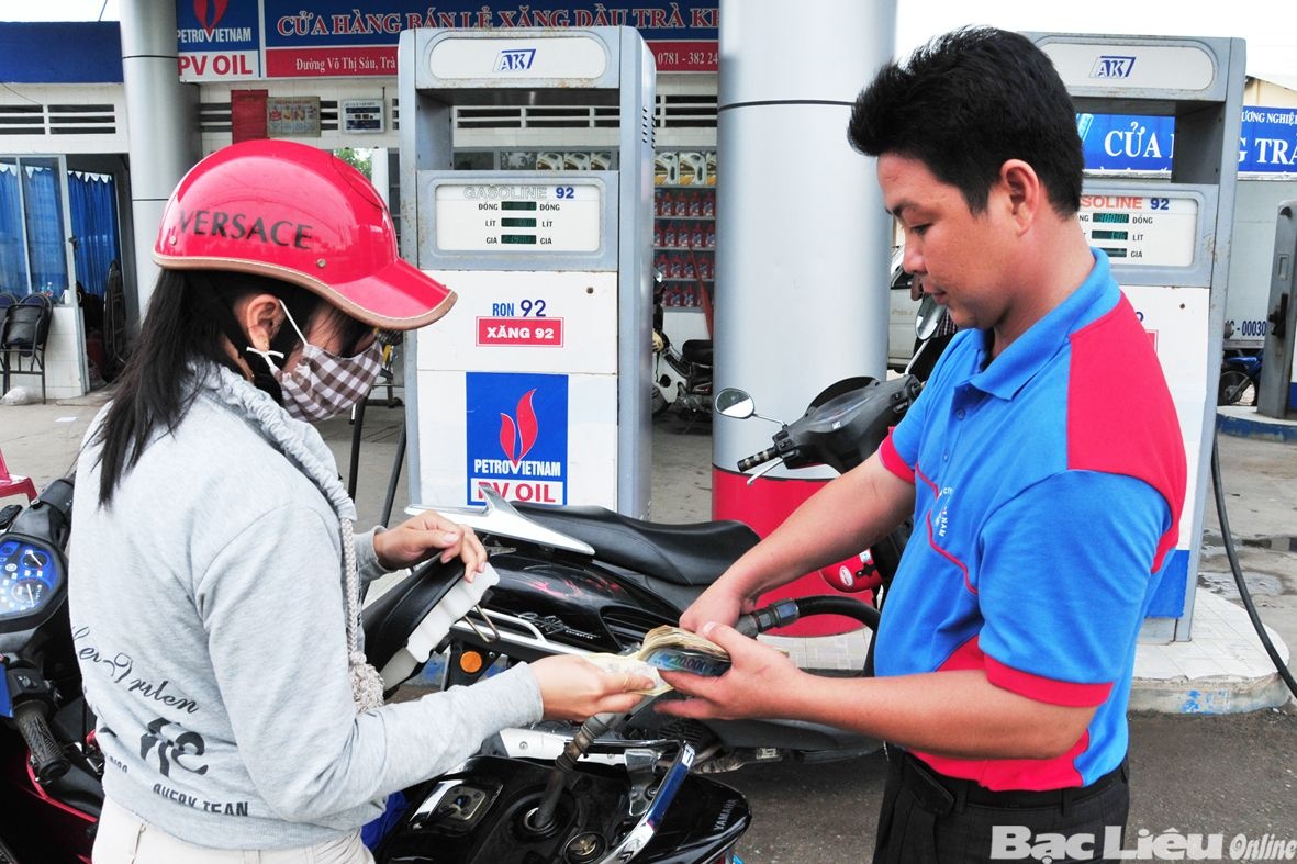 Loan gia xang vi Bo truong muon giu ‘chu tin’ hinh anh