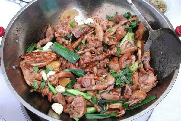 Nhìn bằng mắt thường thì đấy chảo có thể sạch, không dính thức ăn nhưng vẫn dính dầu mỡ, nếu tiếp tục xào nấu thức ăn một lần với nhiệt nhiệt độ cao có thể sẽ tạo ra chất benzopyrene gây ung thư.