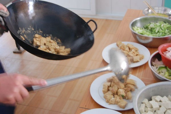 Vì vậy, sau khi chế biến xong một món ăn bạn nên rửa sạch dụng cụ nấu nướng rồi mới tiếp tục nấu món mới để giảm các chất độc hại có thể gây ung thư cho cơ thể và không làm ảnh hưởng đến hương vị món ăn.