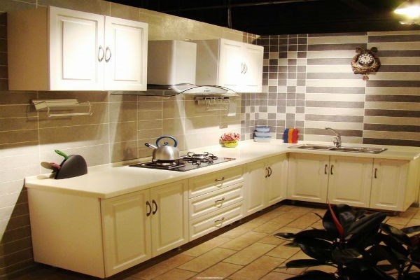 Chiên xào xong tắt ngay máy hút mùi. Trong quá trình xào nấu sẽ tạo ra một lượng lớn các chất có hại, máy hút mùi sẽ giúp bạn loại bỏ những khí thải đó, nhưng có một số người có thói quen sau khí xào, nấu xong sẽ tắt ngay máy hút mùi. Điều này không tốt vì khi bạn nấu ăn xong máy hút mùi sẽ giúp bạn làm sạch không khí và những chất thải còn sốt lại.