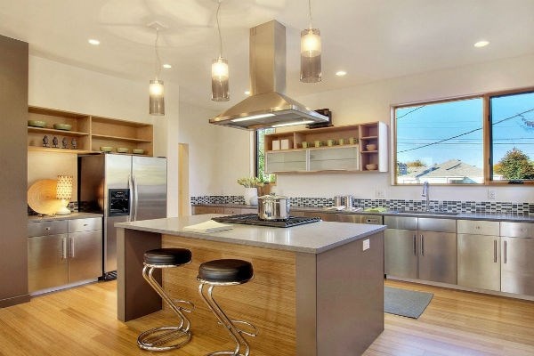 Sau khi nấu ăn xong nên để máy hút mùi tiếp tục hoạt động khoảng 3-5 phút nữa để chắc chắn rằng không còn khí thải độc hại trong gian bếp của bạn. Khi nấu nướng, bạn nên đóng cửa phòng bếp và mở cửa sổ để tránh khí thải lan sang các phòng khác và dễ dàng thoát ra ngoài.