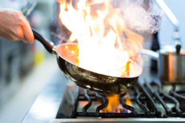 Ngoài ra, các chất dinh dưỡng có trong thực phẩm sẽ bị phá hủy, các vitamin sẽ tan trong dầu có nhiệt độ cao như vậy, các axit béo thiết yếu cũng có thể sẽ bị phá hủy. Vì thế không nên xào nấu với nhiệt độ dầu quá cao. Chỉ nên ở mức khoảng 150 ℃ - 180 ℃ là được.