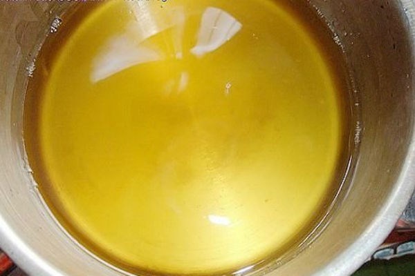 Dầu xào nấu thừa vẫn tiếp tục sử dụng để chiên nấu. Nhiều người vì tiết kiệm vẫn giữ lại lượng dầu mờ thừa để tiếp tục nấu món mới.