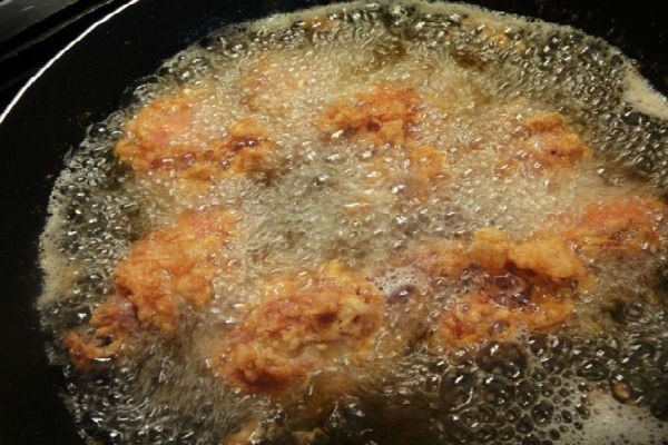 Nhưng cách làm này rất nguy hiểm vì dầu mỡ đã đun qua nhiệt độ cao lại tiếp tục chiên nấu một lần nữa sẽ sản sinh ra Fatty Acid và chất oxy hóa dầu độc hại, gia tăng nguy cơ mắc ung thư.