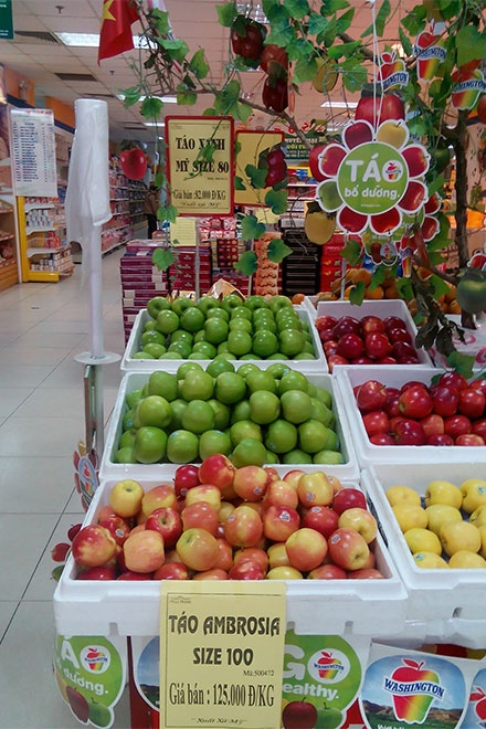  Táo nhiễm độc vẫn bày bán “vô tư” trong các siêu thị tại Hà Nội. 