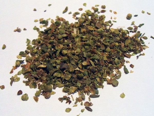 Dầu oregano: Dầu này rất hiệu quả để chữa bệnh ký sinh trùng . Bạn hãy sử dụng vài giọt dầu này trong một cốc nước và sử dụng chúng ba lần một ngày. Bạn cũng có thể kết hợp dầu oregano với nước cốt chanh để thêm vitamin vào hỗn hợp.