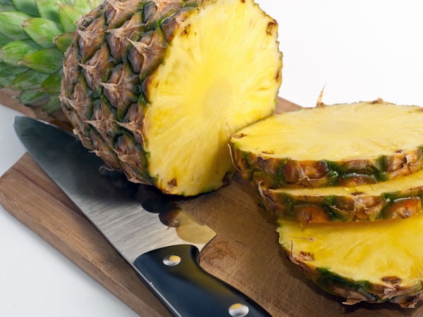 Dứa: Chứa bromelain enzyme tiêu hóa giúp làm sạch ký sinh trùng như sán dây. Bạn có thể sử dụng nước ép dứa hoặc ăn trực tiếp, sẽ giúp bạn tuôn ra tất cả ký sinh trùng từ ruột.