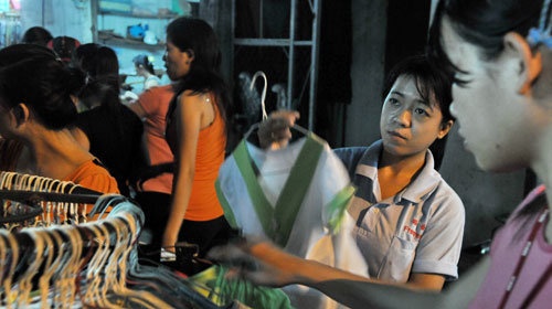 Không hi vọng được thưởng Tết, công nhân chỉ mong có tiền về quê đón Tết với gia đình.