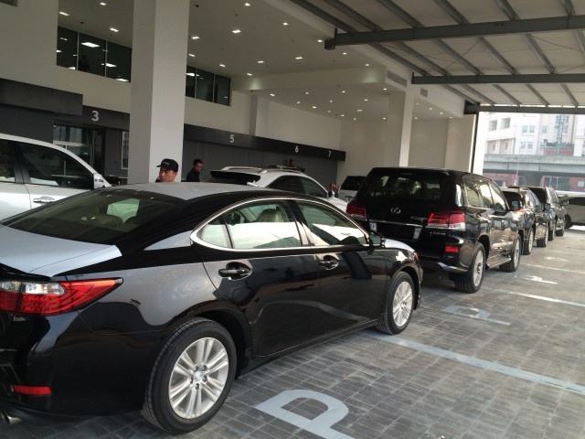 Chay hang oto sang, showroom choi khach nghi Tet som hinh anh