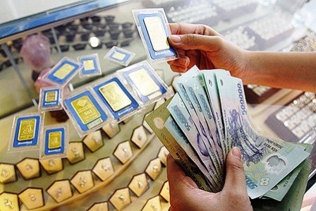 ‘Song ngam’ trong gioi chu ngan hang va nhom than huu hinh anh