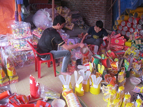 Lam hang gia, thu tien that hinh anh