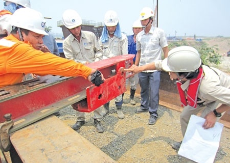 Doanh nghiep giao thong dong loat tang thuong Tet hinh anh