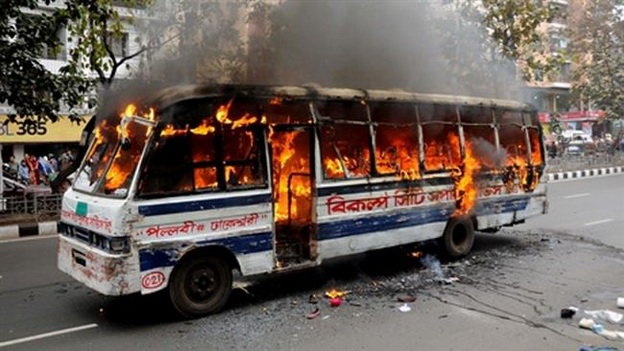 Một chiếc xe bị đốt ở Dhaka trong các vụ tấn công của phe đối lập.