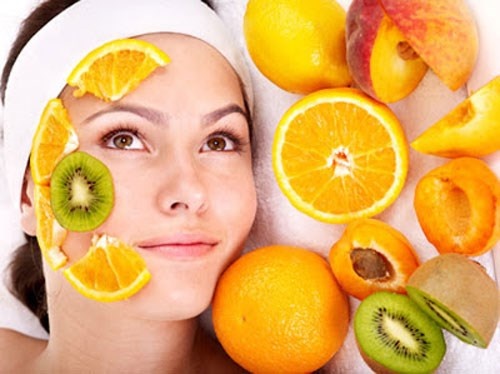 Massage da mặt, đắp mặt nạ trong lúc mụn trứng cá đang viêm cũng góp phần làm tổn thương lan rộng và sâu.