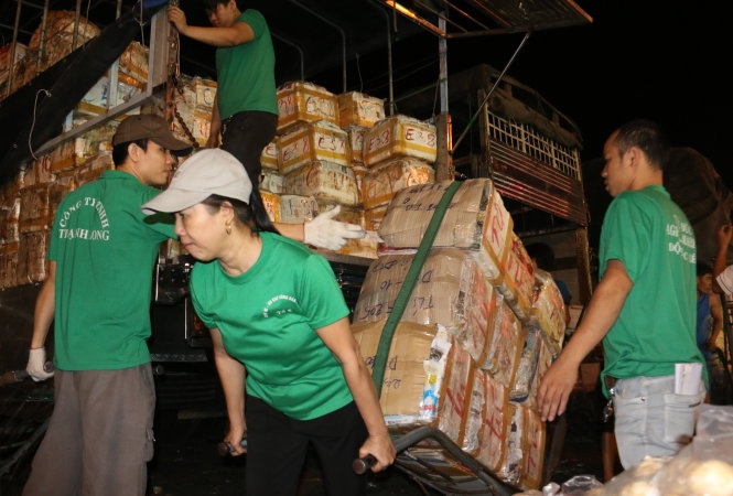 Tài xế chở hàng tại chợ đầu mối Thủ Đức (TP.HCM) cho biết giá cước vận tải đã giảm chút ít