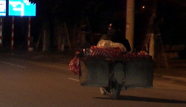 Xe gắn máy chờ sẵn để chuyển thịt về Đà Nẵng.