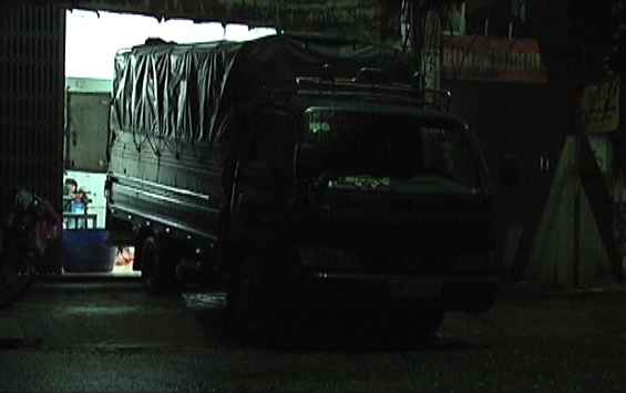 Thịt bò được bốc từ xe tải xuống trụ sở DNTN Q.H trên đường Phan Thanh, TP. Đà Nẵng.