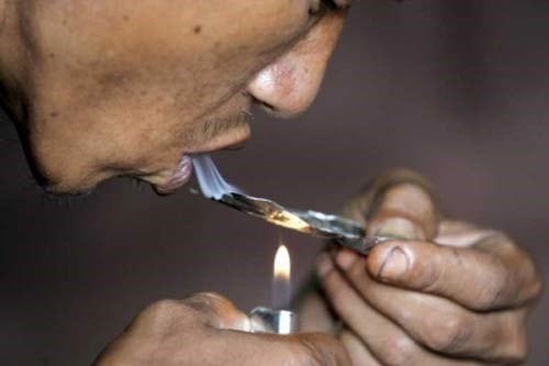 Những người lạm dụng và nghiện ma túy kích thần như cần sa, amphetamin và các dẫn xuất (meth-amphetamin, MDMA), gọi chung là ma túy “đá”. Bệnh nhân có tình trạng hưng phấn mạnh mẽ cả về cảm xúc, ngôn ngữ và hành vi. Họ tăng nhu cầu tình dục lên gấp nhiều lần và có thể quan hệ tình dục tăng cả về thời gian và số lần trong ngày.