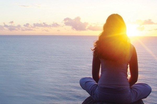 Nói không với stress. Yếu tố tâm lý cũng là một trong những những nhân tố quan trọng trong việc chăm sóc da mặt, ngăn ngừa mụn của phái đẹp. Và stress gây căng thẳng, mệt mỏi là một trong những nguyên nhân gây mụn mà bạn cần loại bỏ ngay từ bây giờ. Để giảm thiểu tối đa tình trạng stress thì bạn hãy điều chỉnh cuộc sống của mình lành mạnh hơn bằng cách đi ngủ sớm, ngủ đủ giấc, thường xuyên vận động thể dục thể thao…