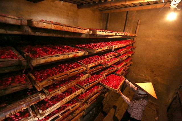 Gấc được sấy trong lò khoảng 16 - 20 giờ, và được lấy ra nhiều lần để tách thịt khỏi hạt, sấy cho đều. 