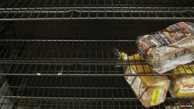 Người dân đổ xô mua thực phẩm dự trữ cho trận bão tuyết 