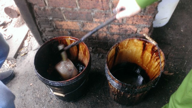  Hai thùng nhựa chứa hóa chất tại cơ sở chế biến “càphê” của ông Quang (TP.Buôn Ma Thuột, Đắc Lắc). 