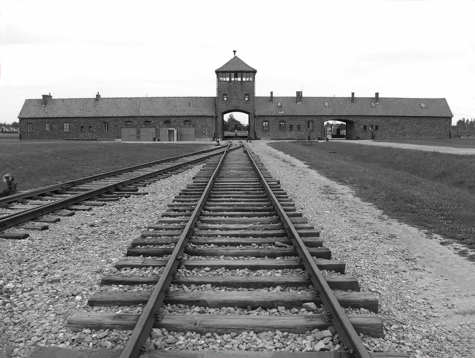 Tháng 6/1940, phát xít Đức cho xây dựng trại Auschwitz để thực hiện kế hoạch hủy diệt dân tộc Do Thái. Trùm phát xít Hitler đã biến khu trại này thành “lò giết người hàng loạt” lớn nhất trong lịch sử thế giới