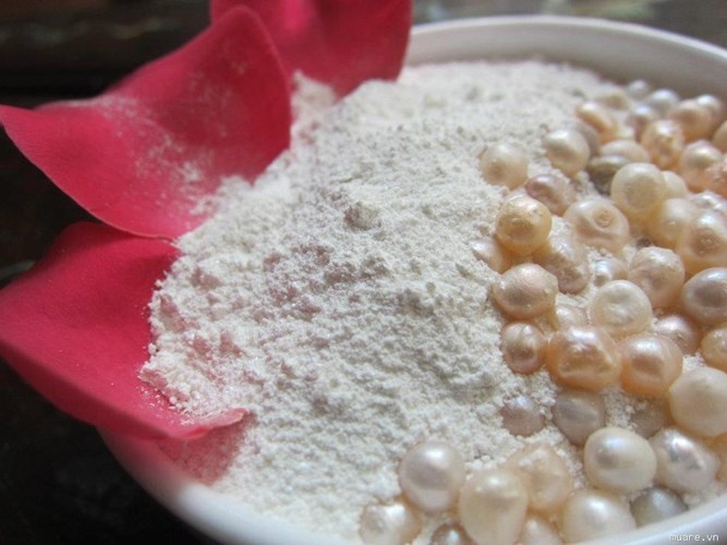 Trung Quốc. Bột ngọc trai là một bí quyết làm đẹp từ thời Trung Quốc cổ đại và được sử dụng trong suốt hơn 3.000 năm, với tác dụng làm sáng da. Đó là một loại bột mịn, chế từ ngọc trai nước ngọt. Nó có khả năng chống lại các dấu hiệu lão hóa và nếp nhăn.