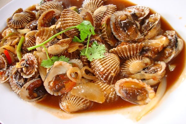 Sò. Sò nói riêng và các động vật biển nói chung là những thực phẩm nhiều đạm, và nhiều chất purin. Các chuyên gia y tế khuyên bạn nên hạn chế ăn đồ biển, vì chất purin có trong đồ biển sẽ làm sản sinh ra các tinh thể acid uric ứ đọng trong các mô mềm và khớp. Định lượng đồ biển an toàn cho mỗi người là 120 - 170g/ ngày.