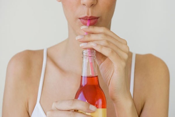 Đồ uống có đường. Tránh đồ uống có chất ngọt nhân tạo fructose corn syrup, như soda hoặc nước trái cây. Chất ngọt trong những loại đồ uống này không chỉ khiến bạn dễ dàng tăng cân mà còn kích thích cơ thể sản xuất ra axit uric nhiều hơn. Nghiên cứu cho thấy, những người đàn ông tiêu thụ nhiều đường fructose sẽ tăng nguy cơ bệnh gút hơn.