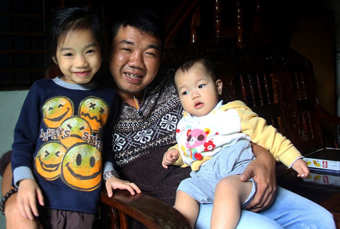 Nhờ trái tim người khác, Trần Mậu Đức sống hạnh phúc bên hai cô con gái nhỏ của mình .