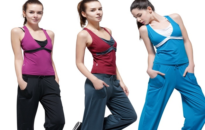 Mặc quần áo không phù hợp: Tại lớp tập yoga bạn sẽ phải di chuyển thay đổi tư thế rất nhiều lần, từ đứng cúi gập lưng, đứng dạng chân cho đến lộn ngược trồng cây chuối. nên bộ quần áo bó sát thật sự sẽ thích hợp hơn là những thứ rộng thùng thình. Ngoài ra, đừng quên kiểm tra xem quần áo tập của bạn có bị mỏng quá không.