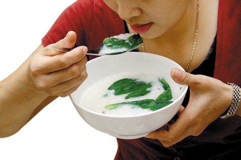 Bệnh nhân xạ trị nên sử dụng những thức ăn dạng lỏng và không nên nằm ngay sau khi ăn ít nhất 2h.