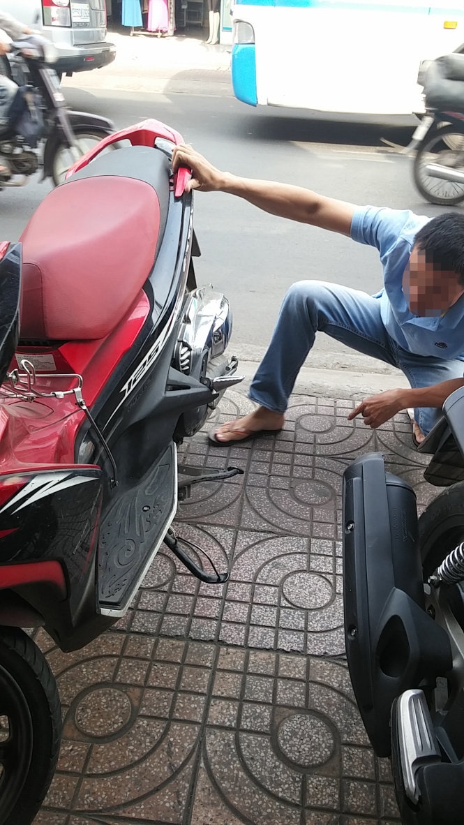 Một chủ tiệm cầm đồ kiểm tra một xe AirBlade không có giấy tờ chính chủ để cầm.