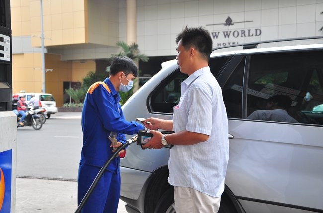 Quy binh on gia xang dau len cao ky luc hinh anh